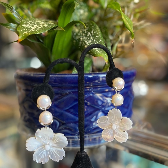 Cristina Sabatini Earrings Mother of Pearl Flower Drop - Picture 4 of 4